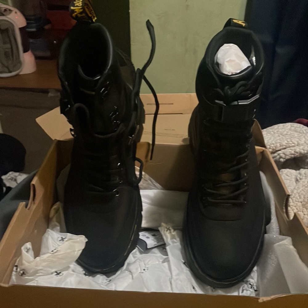 Dr. Martens Combs Tech Leather Black.